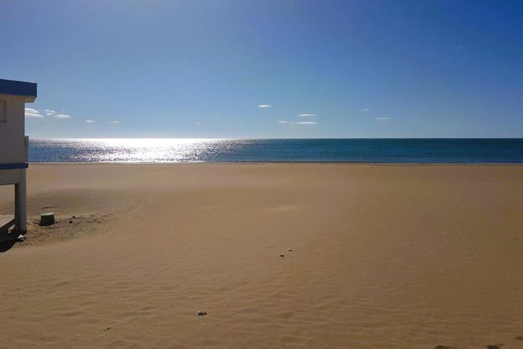 une plage vide avec l'océan en arrière-plan dans l'établissement Saint Pierre la mer - Les Sénillades - T2 cabine proche de la grande plage, à Saint Pierre La Mer