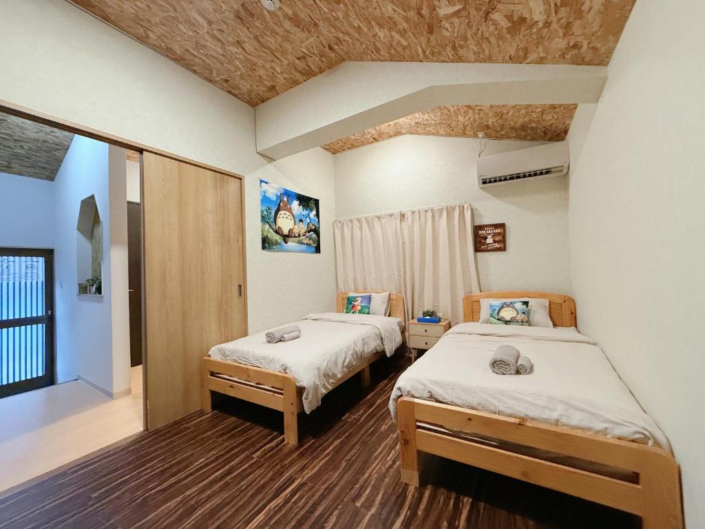 Postel nebo postele na pokoji v ubytování 関空難波直通駅まで6分隠れ家関西小屋
