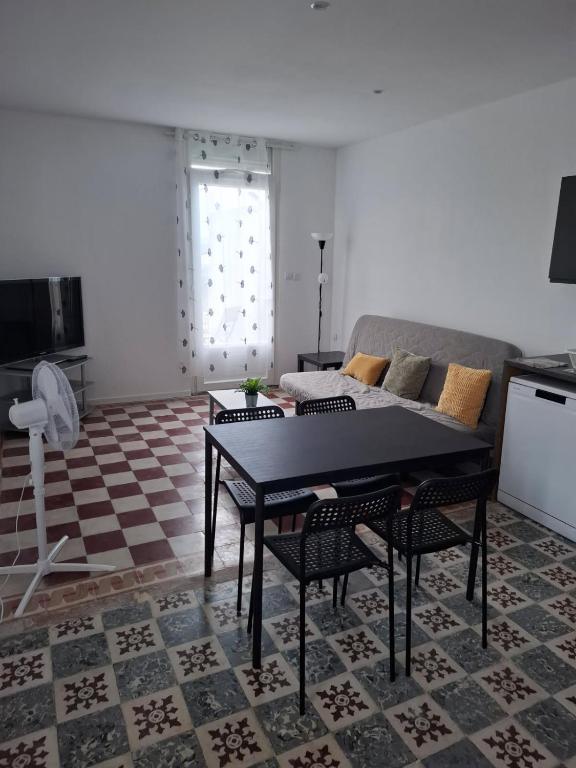 un salon avec une table et un canapé dans l'établissement Le T2 Wilson, à Carcassonne