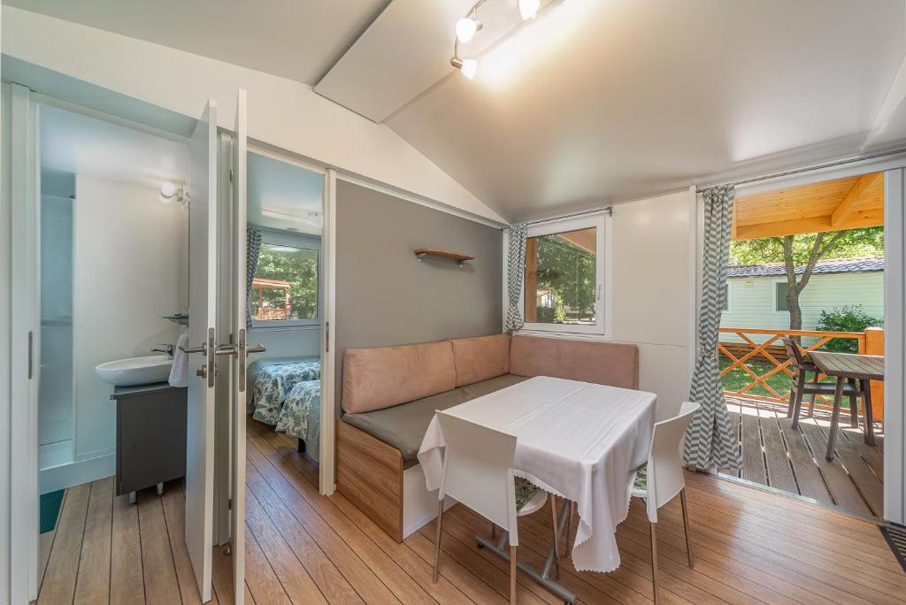 Łóżko lub łóżka w pokoju w obiekcie Hungarospa Thermal Camping Mobilház