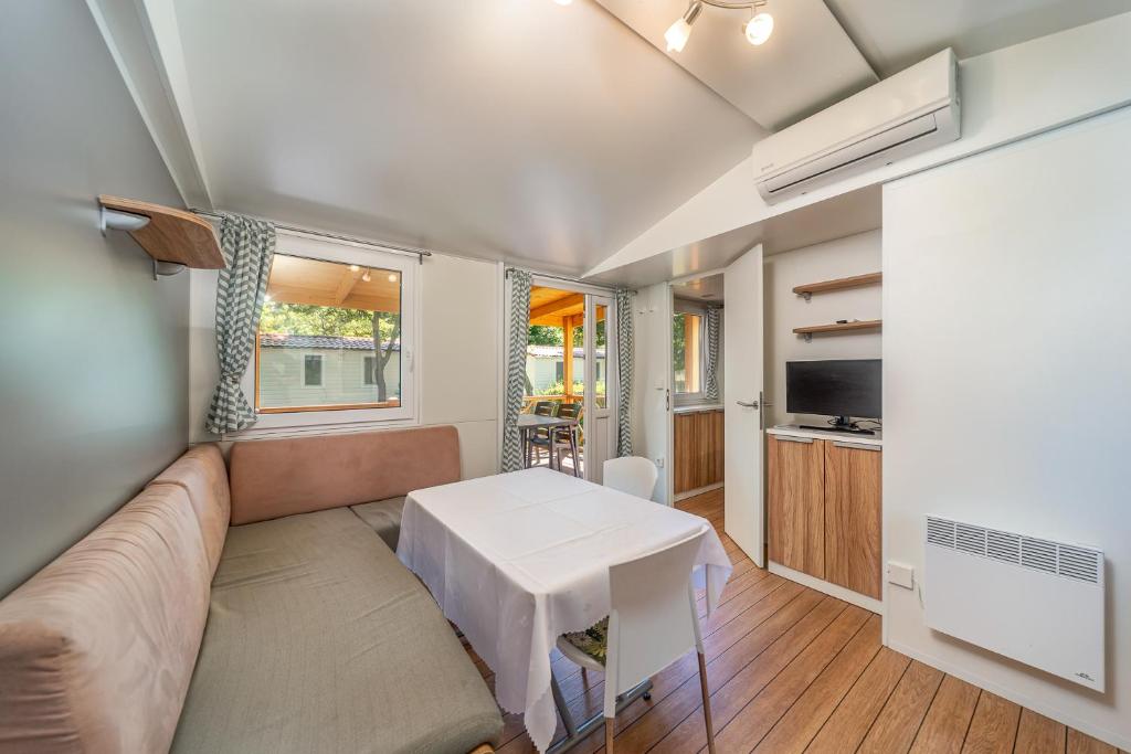 Kuchnia lub aneks kuchenny w obiekcie Hungarospa Thermal Camping Mobilház