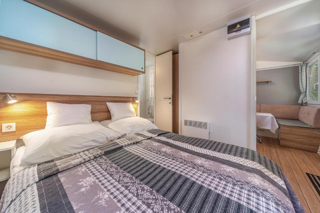 Łóżko lub łóżka w pokoju w obiekcie Hungarospa Thermal Camping Mobilház