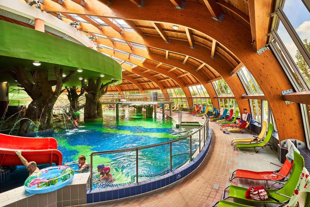 Basen w obiekcie Hungarospa Thermal Camping Mobilház lub w pobliżu