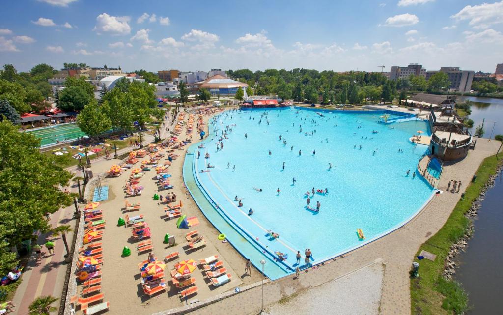 Basen w obiekcie Hungarospa Thermal Camping Mobilház lub w pobliżu