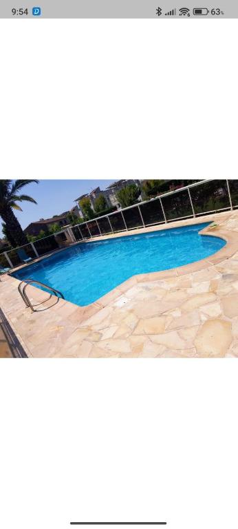 une photo d'une piscine d'eau bleue dans l'établissement Super 3 pièces cannes, à Cannes