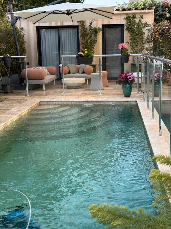 Basen w obiekcie Villa Elimia piscine privée & chauffée lub w pobliżu