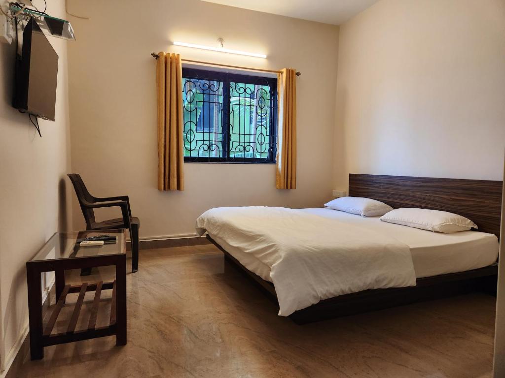 Postel nebo postele na pokoji v ubytování Sai Sharad Guest House