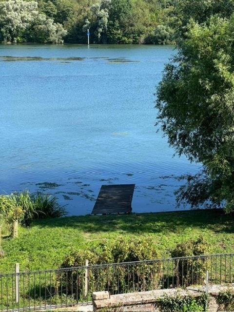 un quai au milieu d'une masse d'eau dans l'établissement La Parenthèse en bord de seine, à Muids