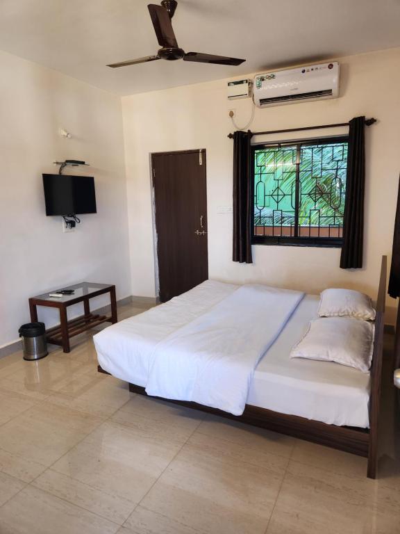 Postel nebo postele na pokoji v ubytování Sai Sharad Guest House