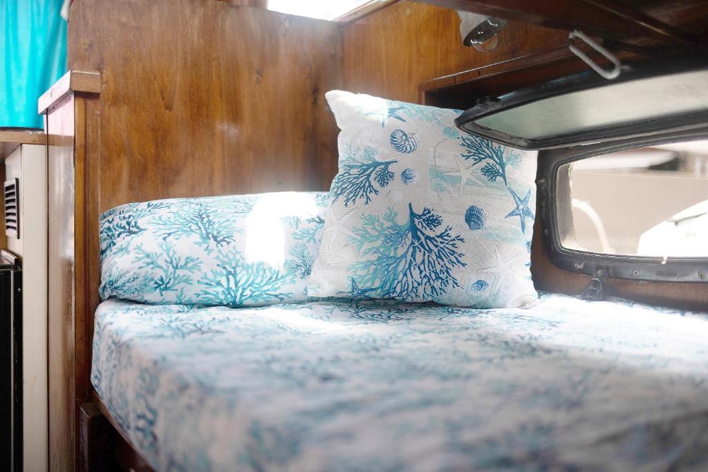 Postel nebo postele na pokoji v ubytování Aloha Jak's Boat