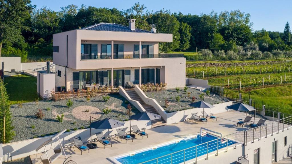 een huis in een wijngaard met een zwembad bij Villa Callista by Villas Holiday in Ružići
