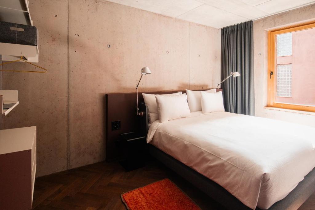 Postel nebo postele na pokoji v ubytování Hôtel Borsari, A Member of Design Hotels