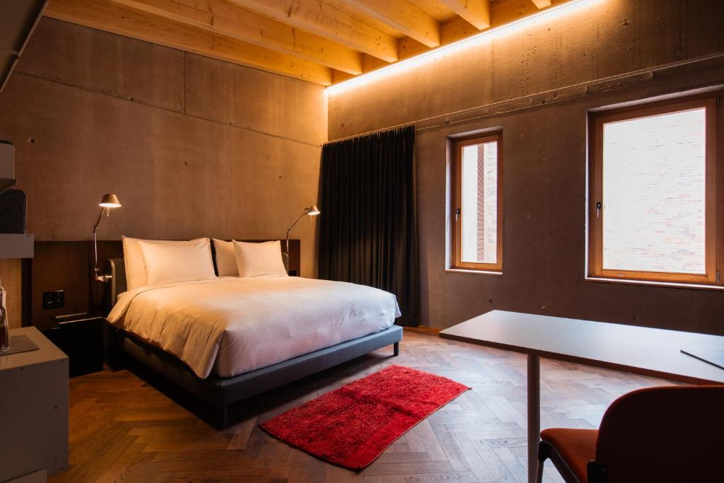 Postel nebo postele na pokoji v ubytování Hôtel Borsari, A Member of Design Hotels