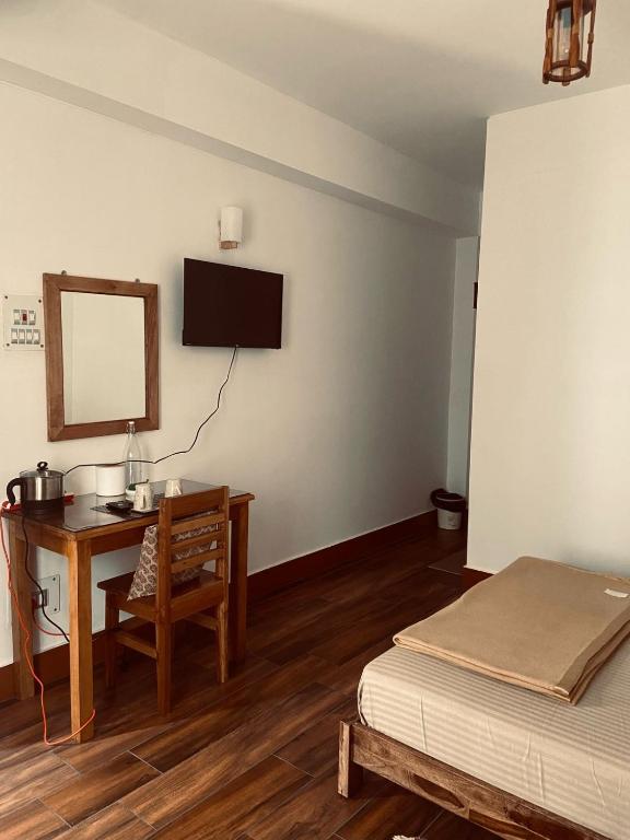 TV a/nebo společenská místnost v ubytování Denkhang bnb Geyzing west sikkim