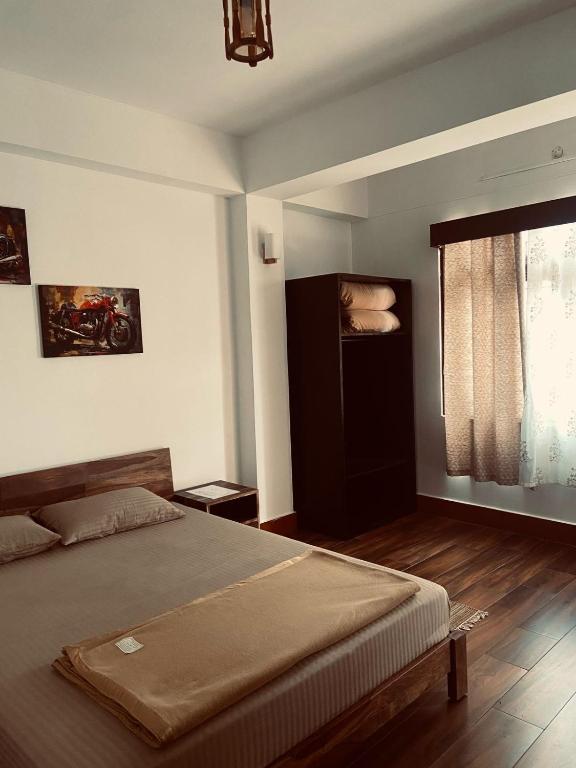 Postel nebo postele na pokoji v ubytování Denkhang bnb Geyzing west sikkim