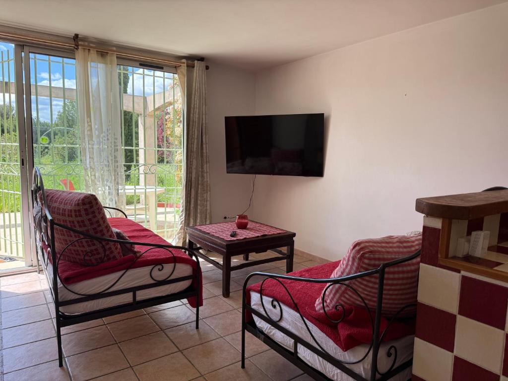 Photo de la galerie de l'établissement Seasonal rental in the heart of the Alpilles, à Fontvieille