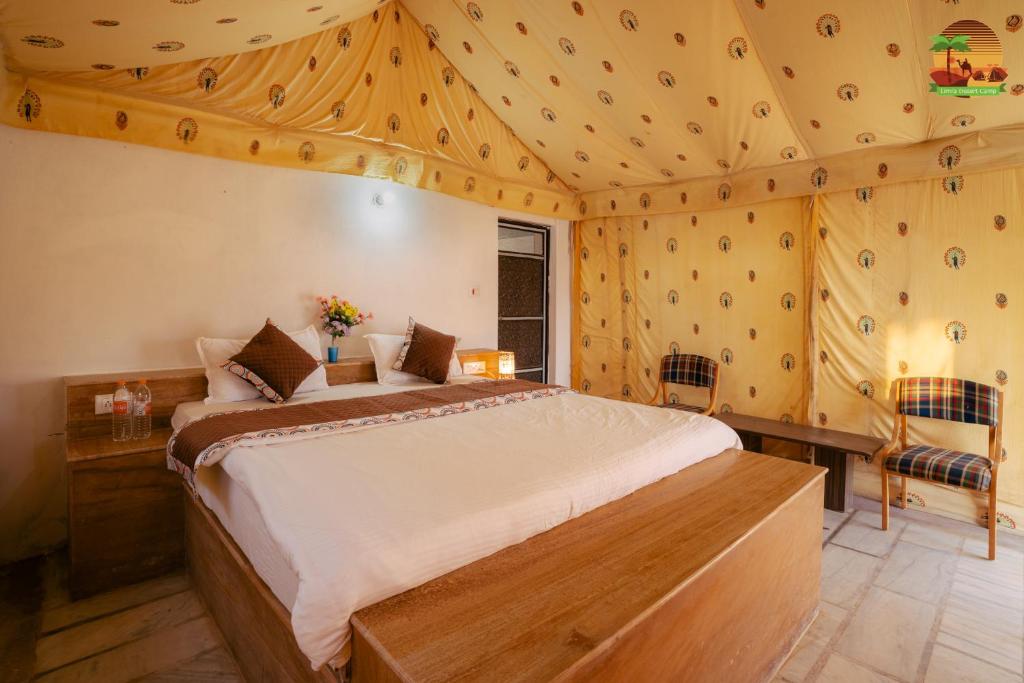 Postel nebo postele na pokoji v ubytování Limra Desert Camp
