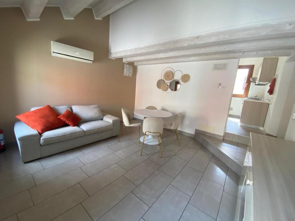 un salon avec un canapé et une table dans l'établissement Elena's Home piano terzo, à Chioggia