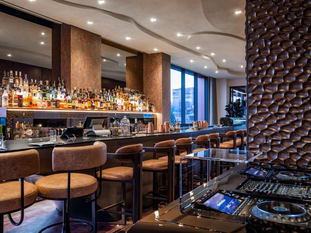 Lounge nebo bar v ubytování Swissôtel Tbilisi