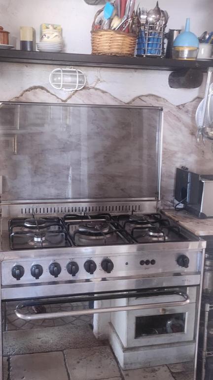 einem Edelstahl-Kochfeld in der Küche in der Unterkunft nicolashouse on the sea 2 in Bari