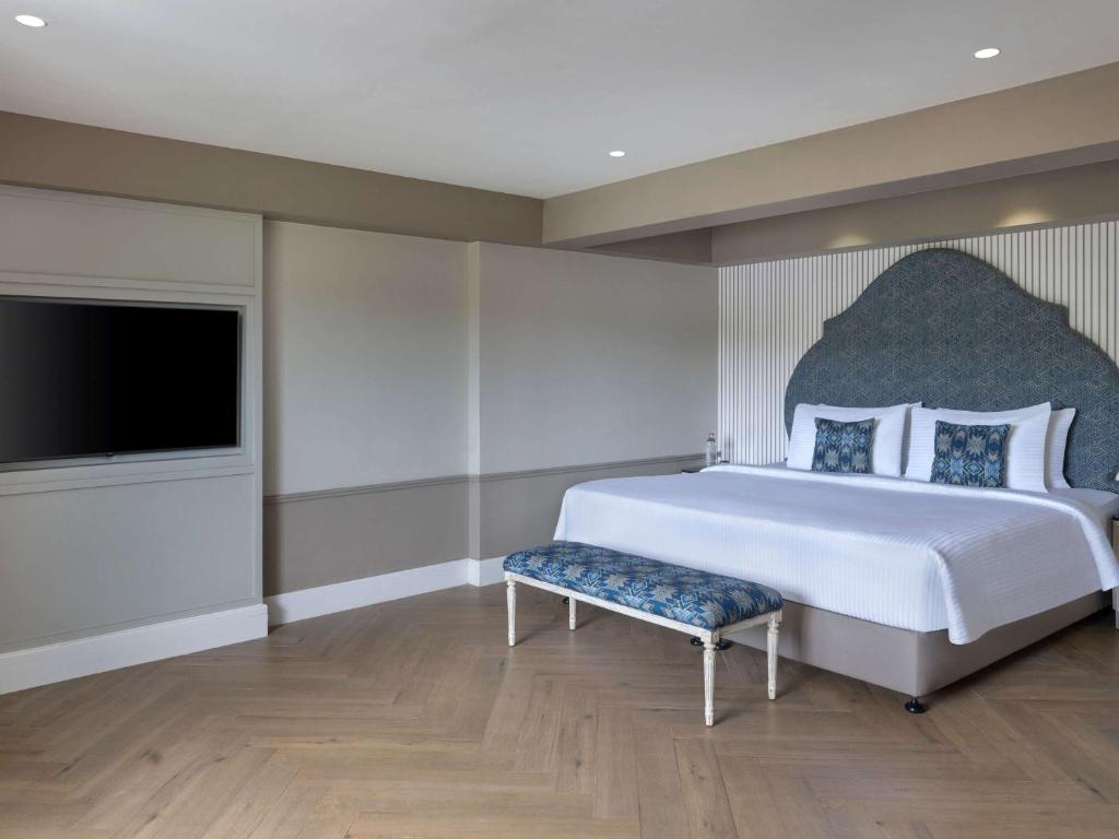Postel nebo postele na pokoji v ubytování Grand Mercure Goa Candolim - An Accor Hotels Brand