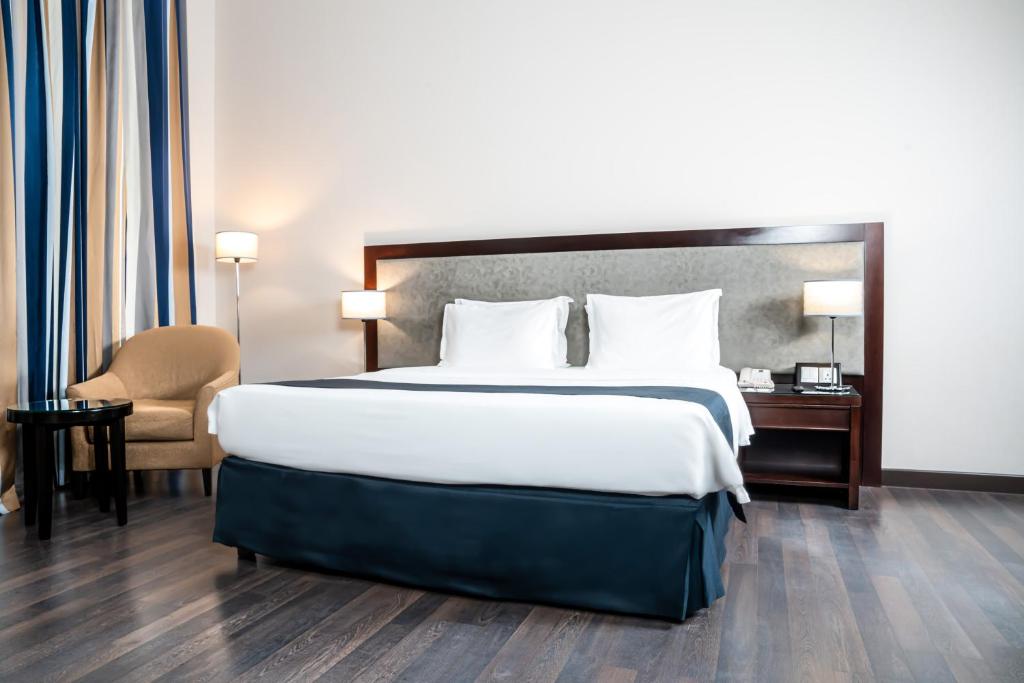 Letto o letti in una camera di Millennium Central Doha