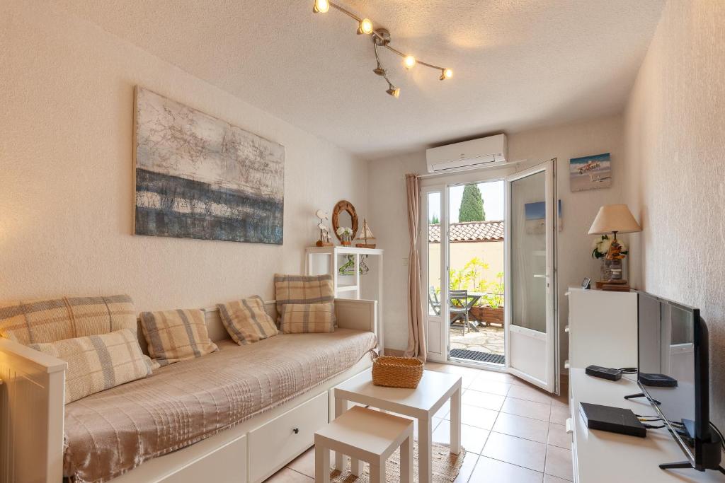 un salon avec un canapé et une table dans l'établissement Sanary Soleil Et Douceur Iv, à Sanary-sur-Mer