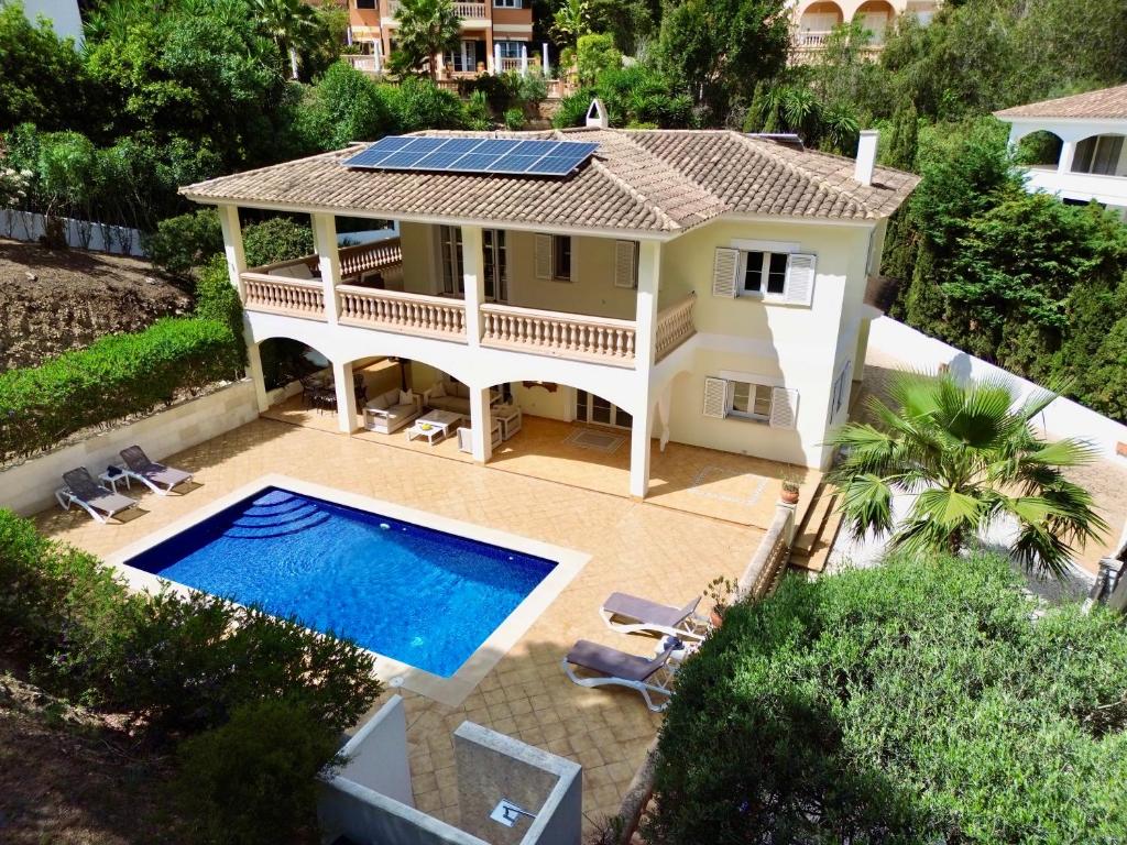 widok z lotu ptaka na dom z basenem w obiekcie Poolvilla Patricia - Camp de Mar w mieście Andratx