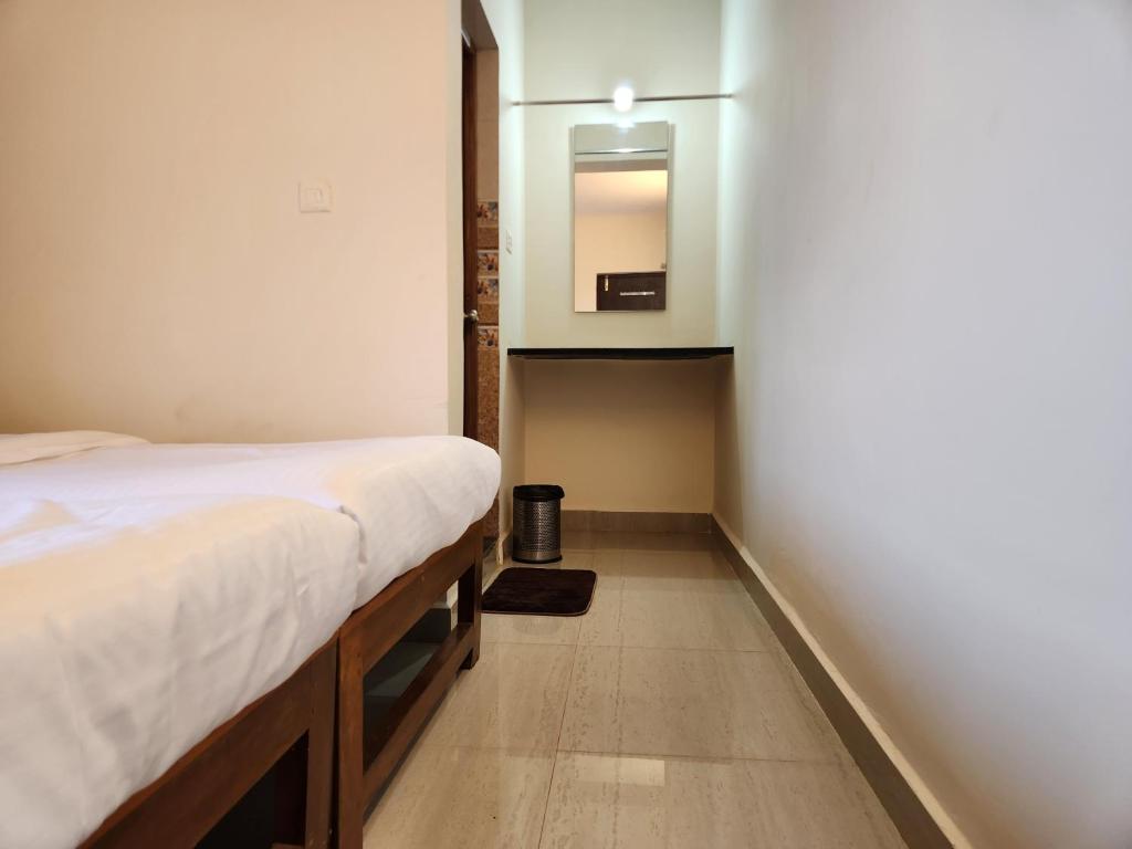 Postel nebo postele na pokoji v ubytování Sai Sharad Guest House