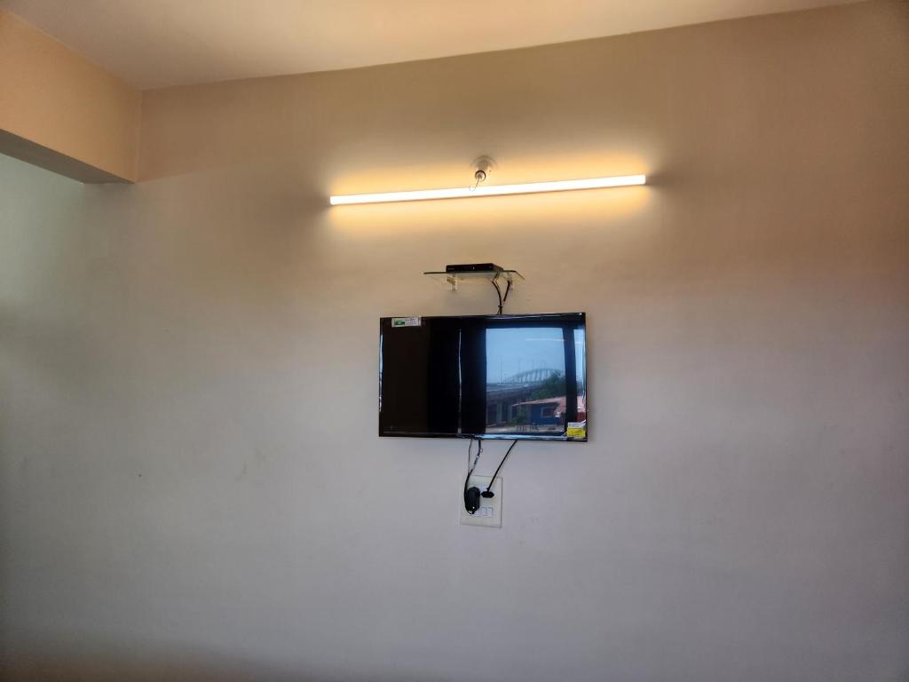 TV a/nebo společenská místnost v ubytování Sai Sharad Guest House