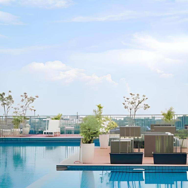 Bazén v ubytování Grand Edge Hotel Semarang nebo v jeho okolí