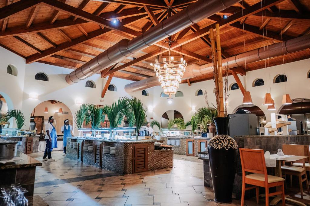 Restaurace v ubytování VOI Praia de Chaves Resort