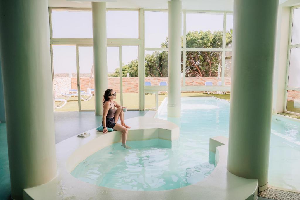 Bazén v ubytování VOI Praia de Chaves Resort nebo v jeho okolí