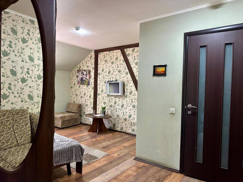 Camera con porta che conduce a un soggiorno. di JOKER Hotel a Černivci
