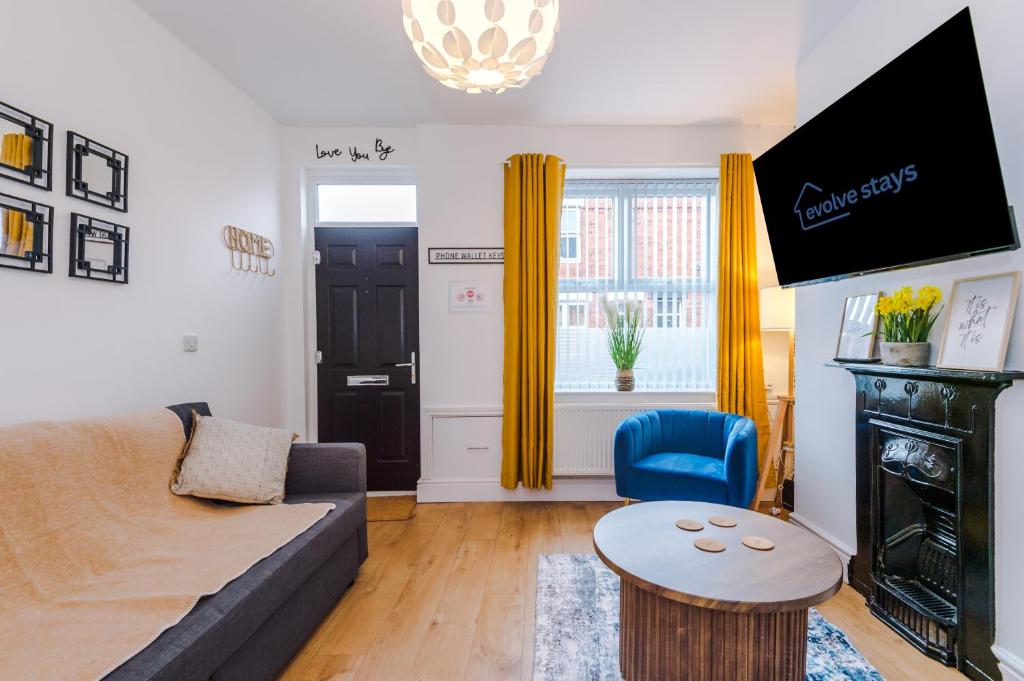 TV a/nebo společenská místnost v ubytování Beautiful 3Bed Home In Altrincham, Free Parking