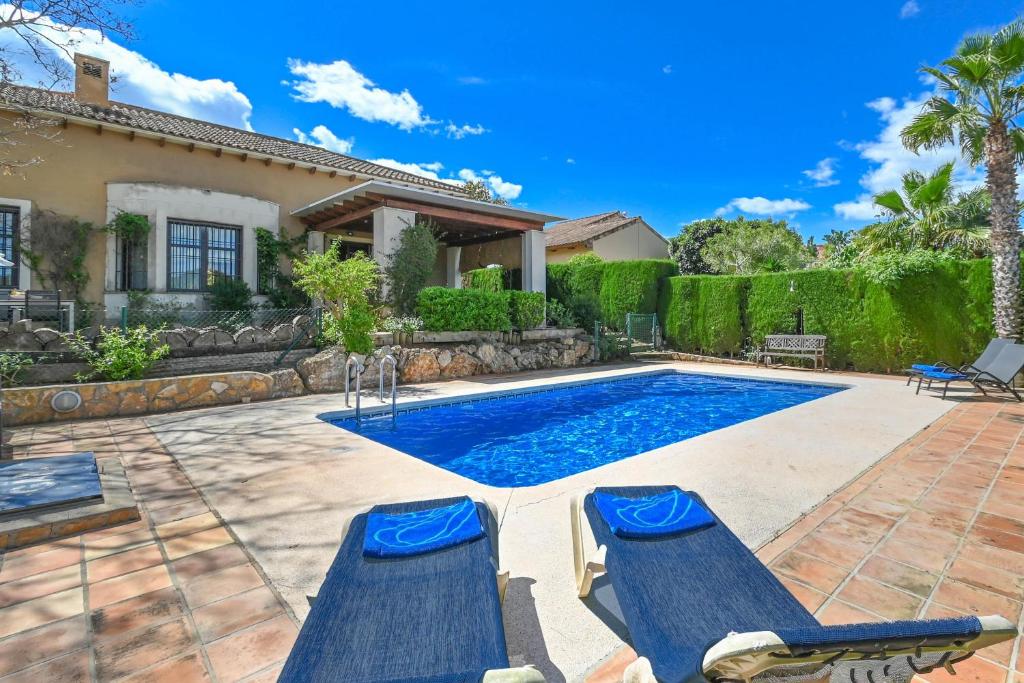 Casa con piscina y 2 tumbonas en Alondra, en Jávea