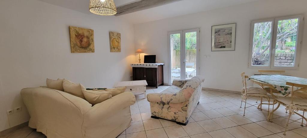 un salon avec deux canapés et une table dans l'établissement Famille et nature aux portes du Luberon, à Apt