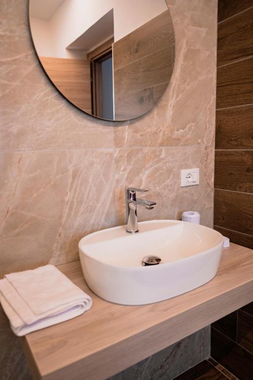 LM HOME Crosia - Habitación Cuádruple Con Baño Privado