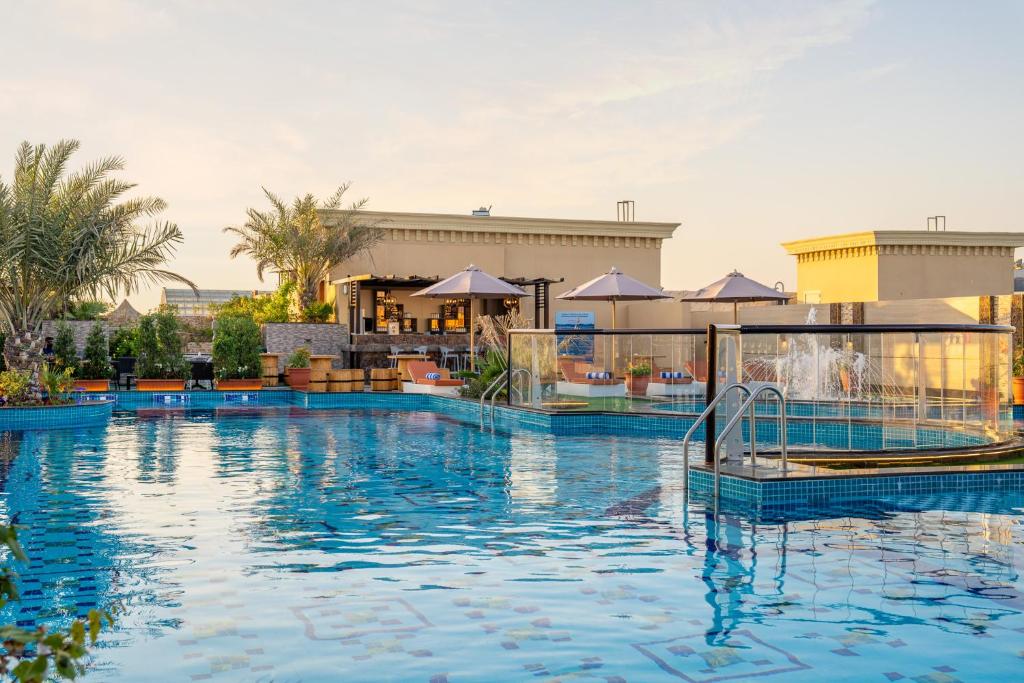 een zwembad in een resort met een boot erin bij La Zona Continental Hotel in Dubai