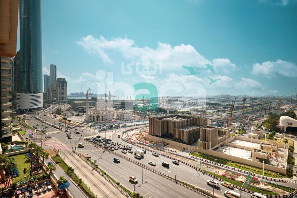 vista su una città con traffico su autostrada di Luxury 1 Br Marina Near Tram Ain Sea View Balcony a Dubai