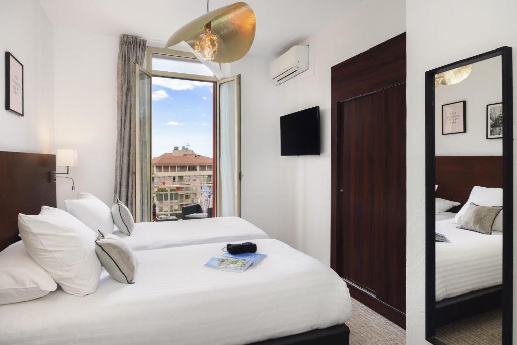 
Deluxe Queen Room with Sea View - Non-Smoking
