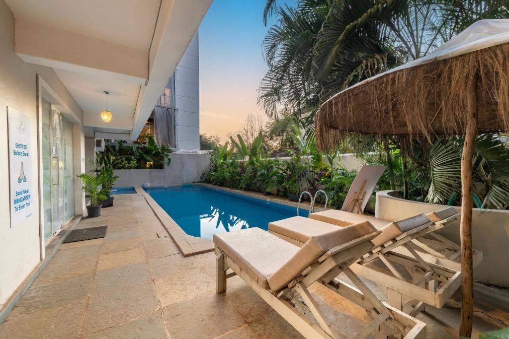 Bazén v ubytování FabHotel Prime BT Wellness With Swimming Pool, Bar and Spa - Nr Morjim Beach nebo v jeho okolí