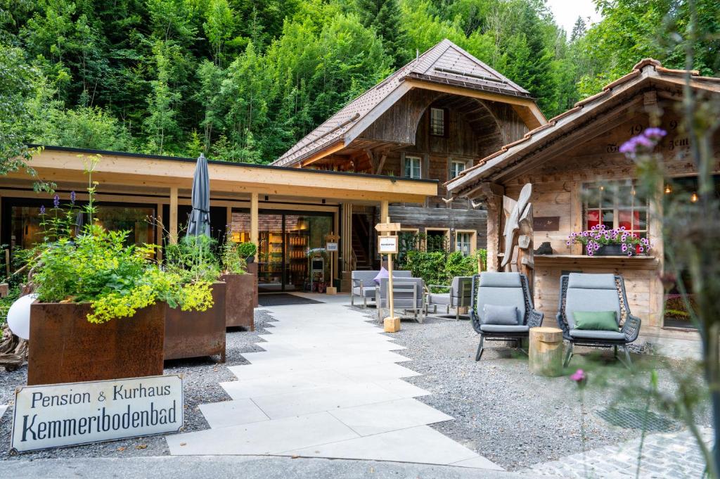 Aed väljaspool majutusasutust Hotel Kemmeriboden-Bad AG