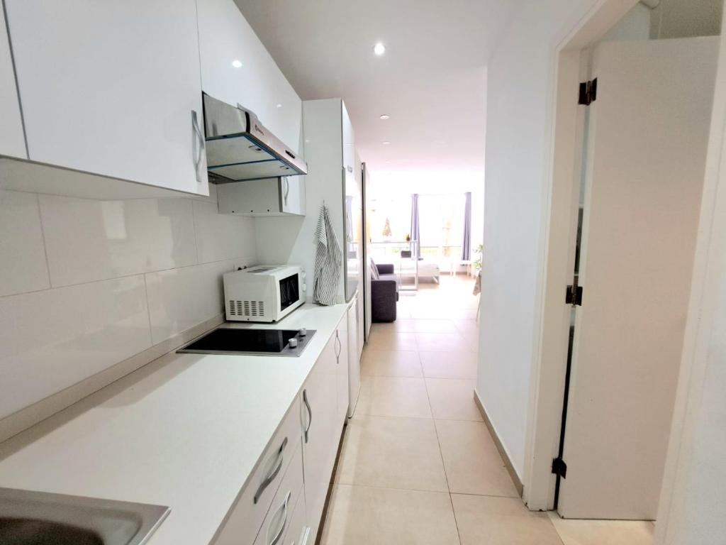 Kuchnia lub aneks kuchenny w obiekcie Studio in Los Cristianos front of the beach with pool and WiFi