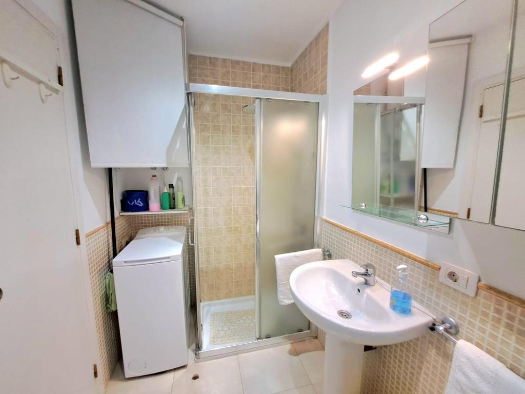 Łazienka w obiekcie Studio in Los Cristianos front of the beach with pool and WiFi
