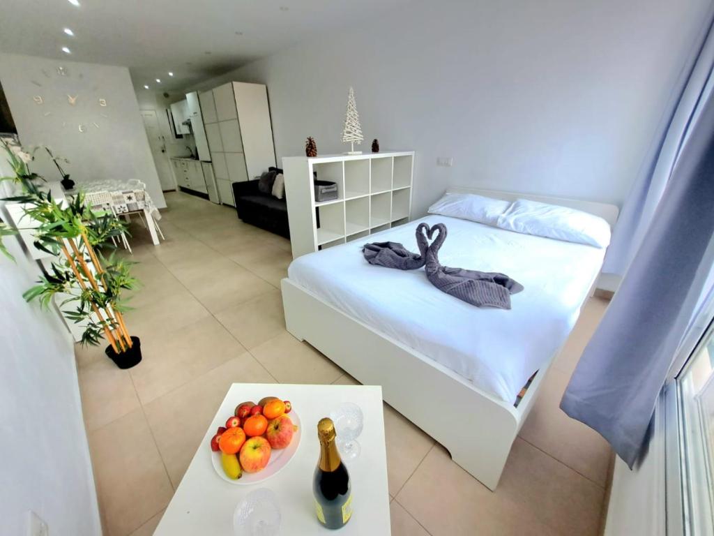 Łóżko lub łóżka w pokoju w obiekcie Studio in Los Cristianos front of the beach with pool and WiFi