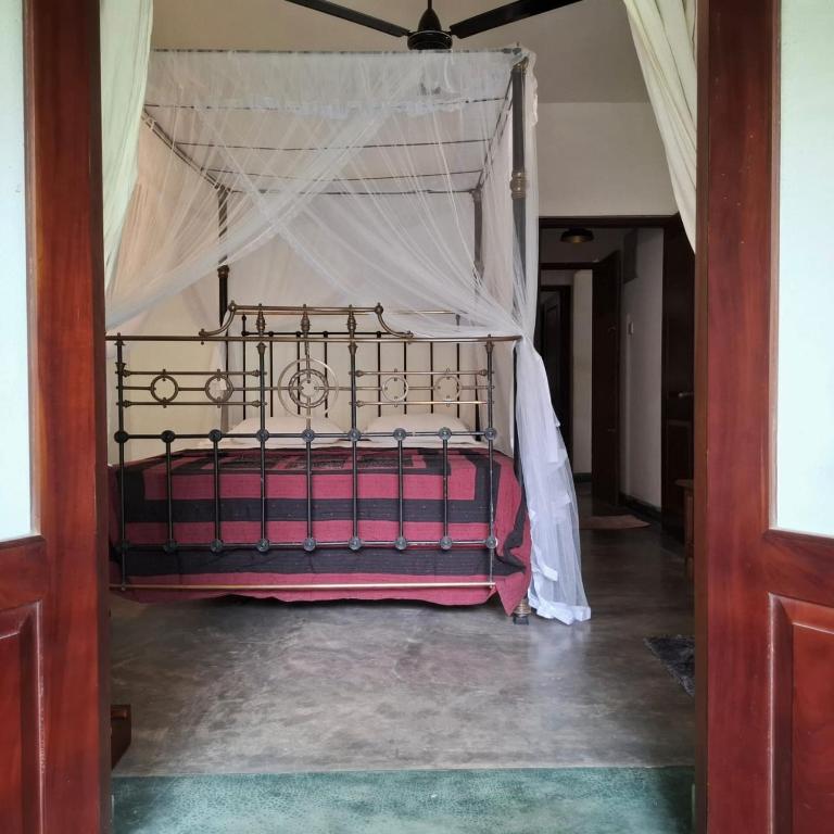 Postel nebo postele na pokoji v ubytování Room by the MANGO TREE