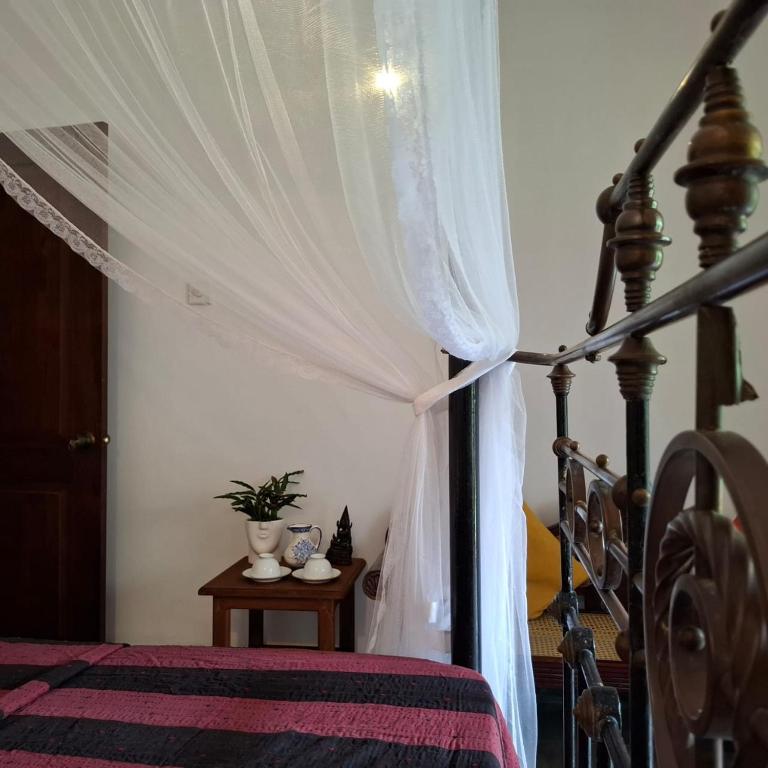 Postel nebo postele na pokoji v ubytování Room by the MANGO TREE