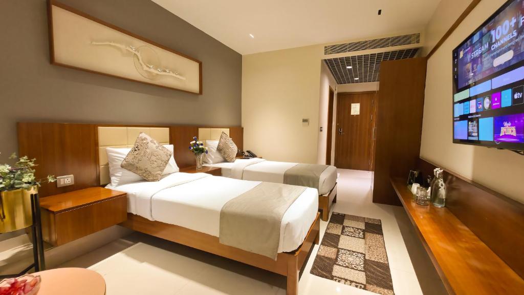 TV a/nebo společenská místnost v ubytování Morvee Hotels Durgapur