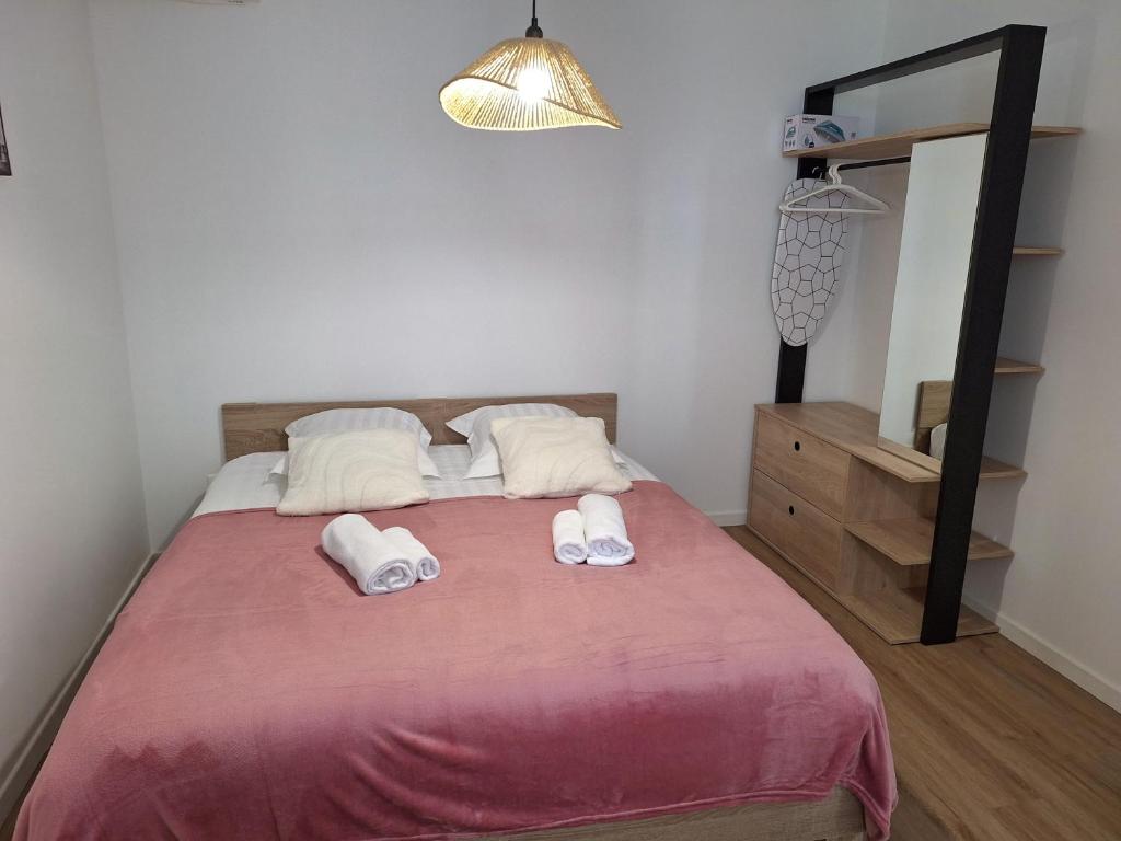 une chambre avec un lit avec deux serviettes dessus dans l'établissement Notre Dame 2 - Entrée privative - Indépendant - 50m bords de Loire - Hypercentre, à Orléans